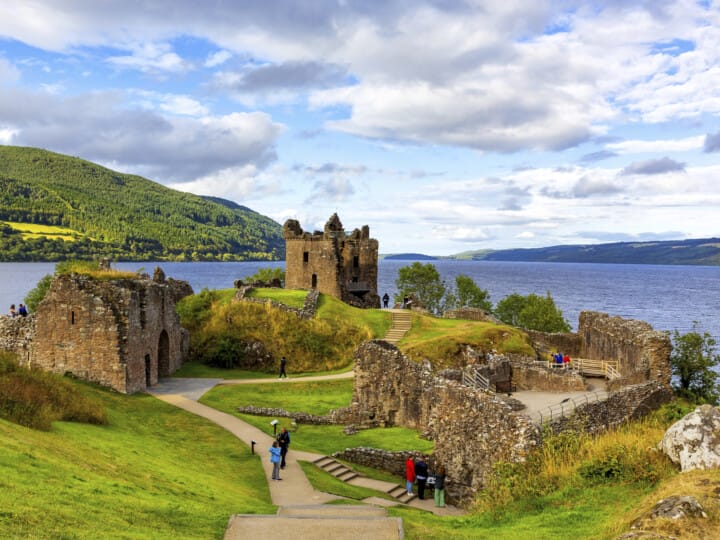 Ruinen von Urquhart Castle am Loch Ness, Schottland, Großbritannien