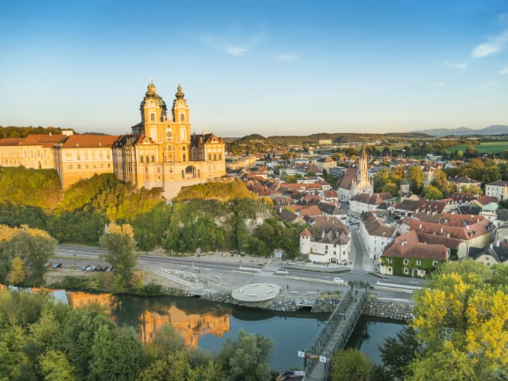 Melk. Wachau. Luftaufnahme von Melk mit Stift und Altstadt.