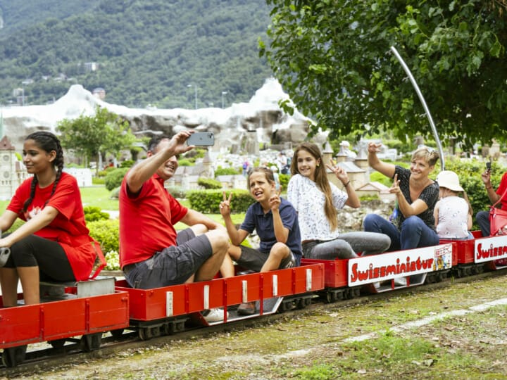 Melide: Swiss miniature family. Nella foto immagini tematiche alla Swiss Miniature con famiglia.
(© Ti-Press / Alessandro Crinari)