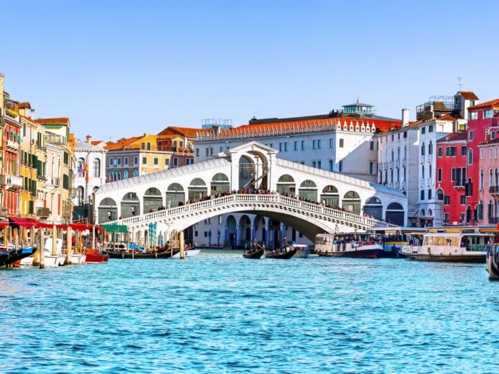 Panoramic,View,Of,Grand,Canal,With,Rialto,Bridge,And,Gondoliers